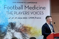 Dr Łukasz Olekjsy podczas prezentacji w Lyonie 2022