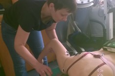 dr Ewa Polak podczas pomiarów s-EMG