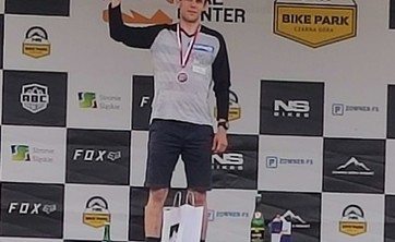 Zawodnik sekcji kolarstwa AZS PRZ zdobył srebrny medal na Mistrzostwach Polski w Downhillu!