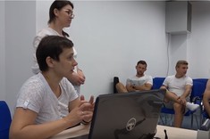 Pracownicy CFiS (mgr Agniesza Ursel i dr Ewa Polak) wyjaśniają zasady pomiarów
